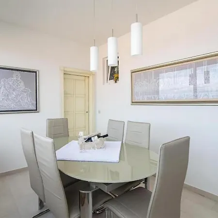 3 Bedroom Beautiful In דירה *
