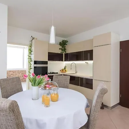 דירה 3 Bedroom Beautiful In סוטיבאן